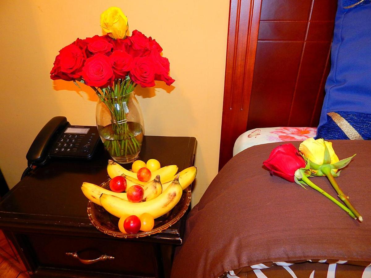 Hotel Olympus Plaza Quito Esterno foto