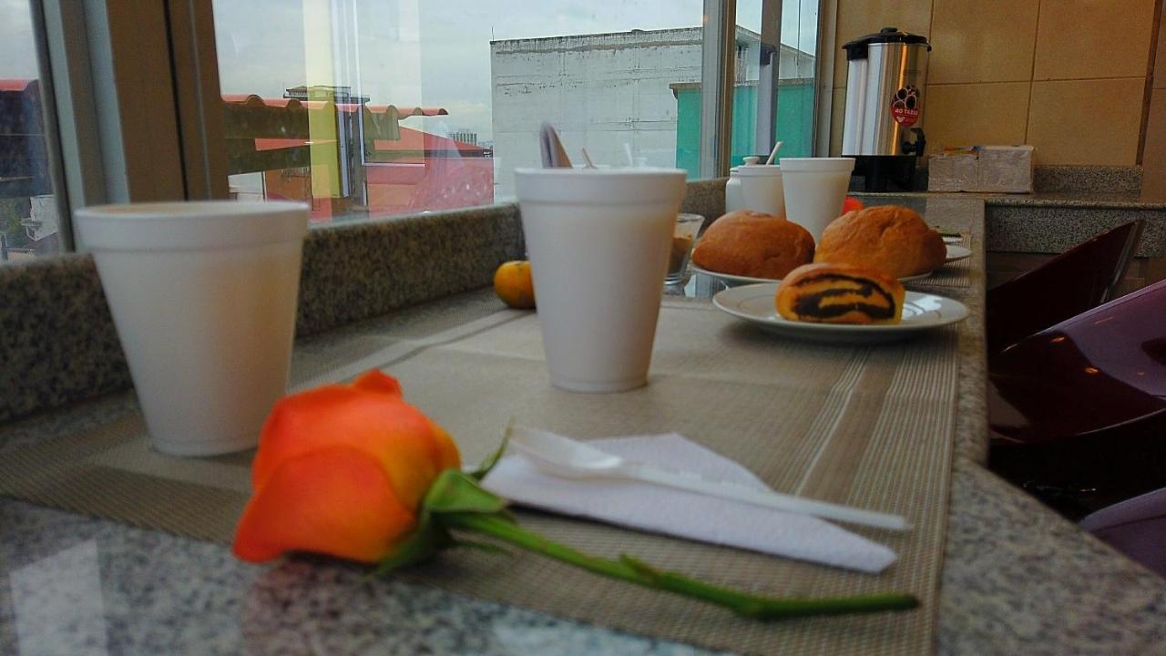 Hotel Olympus Plaza Quito Esterno foto