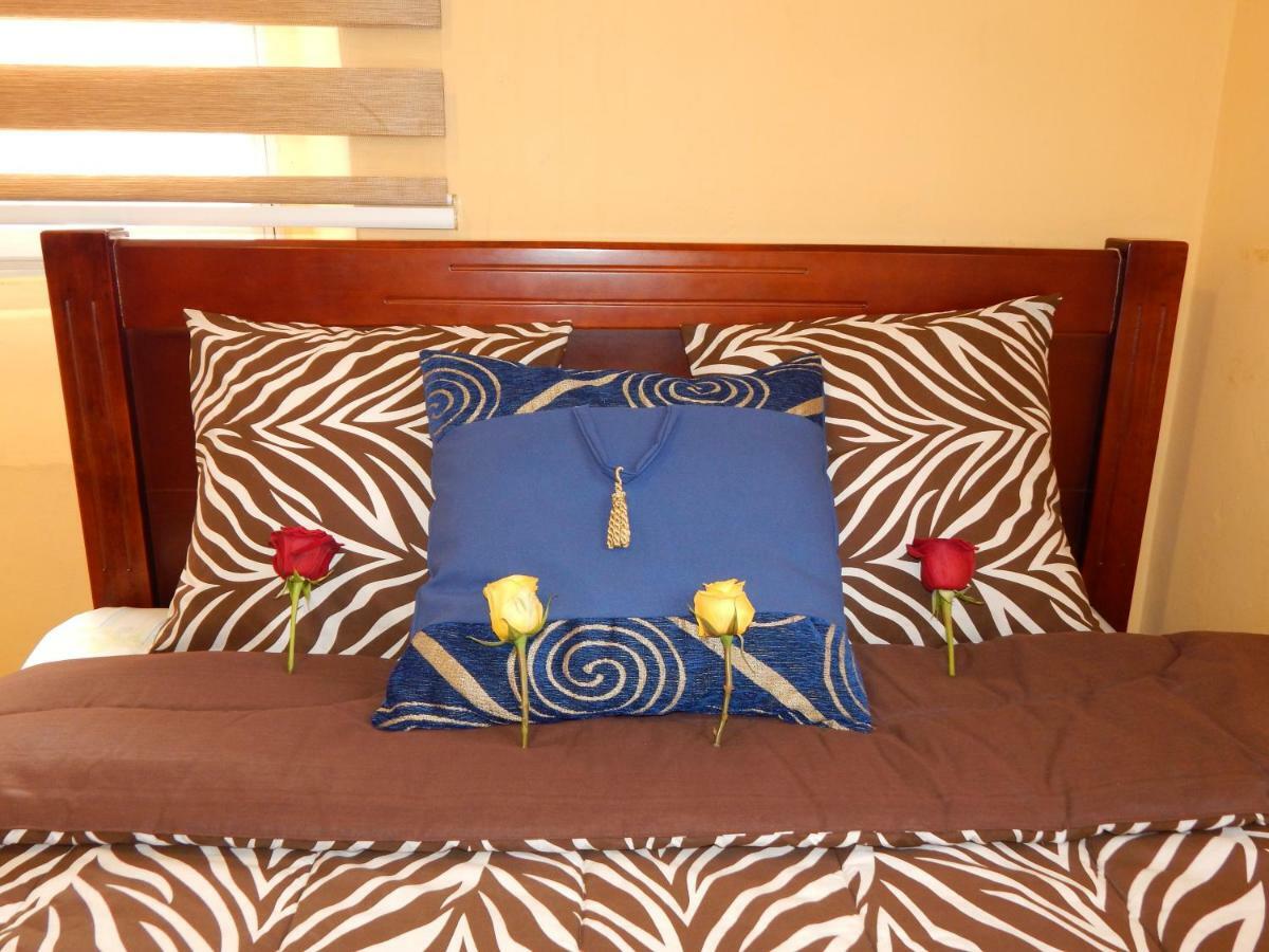 Hotel Olympus Plaza Quito Esterno foto